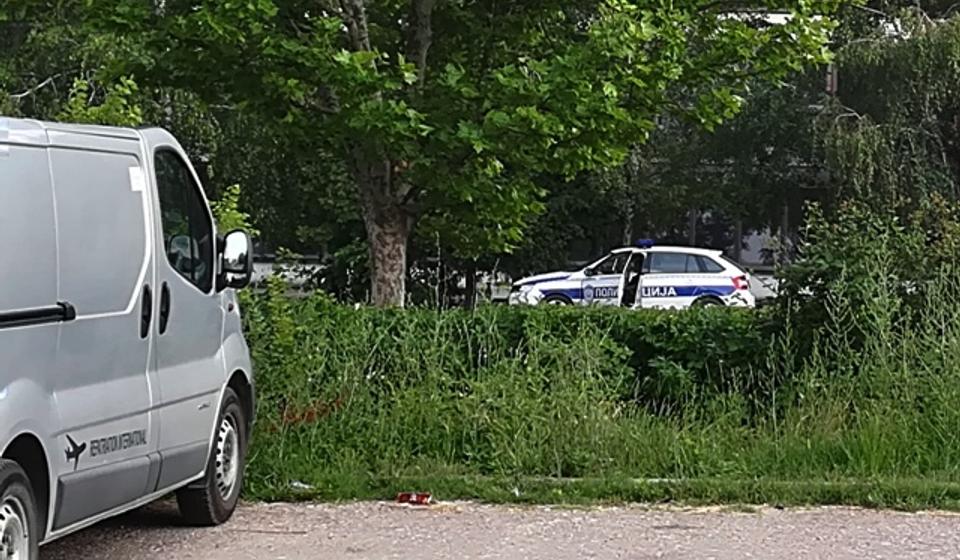 Opkoljavanje: vozilo policije na potezu prema 