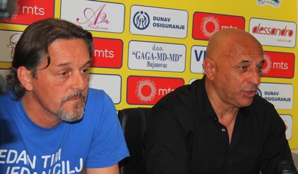 Hvala publici: Dragan Antić i Ljubiša Dunđerski na konferenciji za medije. Foto VranjeNews