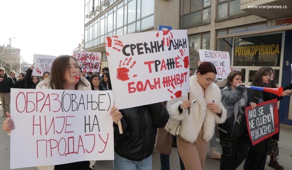 Gimnazijalci u vreme protesta protiv režima i podrške studentima. Foto Vranje news