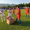 Detalj sa utakmice Radnički - Hajduk Kula u kojoj su nastupili i veterani: Dejan Osmanović, legenda oba kluba, pozdravlja se sa gostima iz Kule. Foto FK Radnički