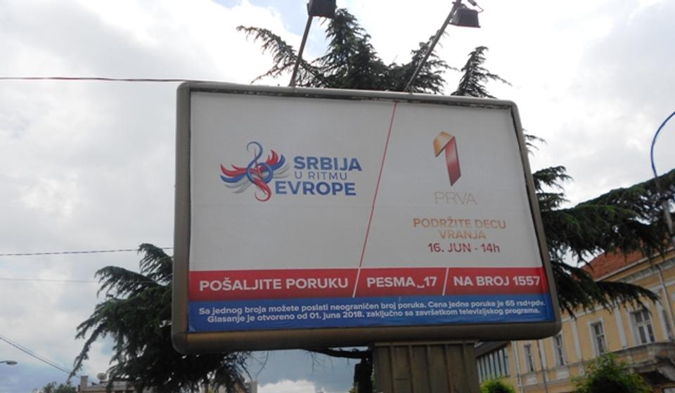 Kod Skupštine grada postavljen bilbord kojim se Vranjanci pozivaju da podrže mlade sugrađanke. Foto VranjeNews