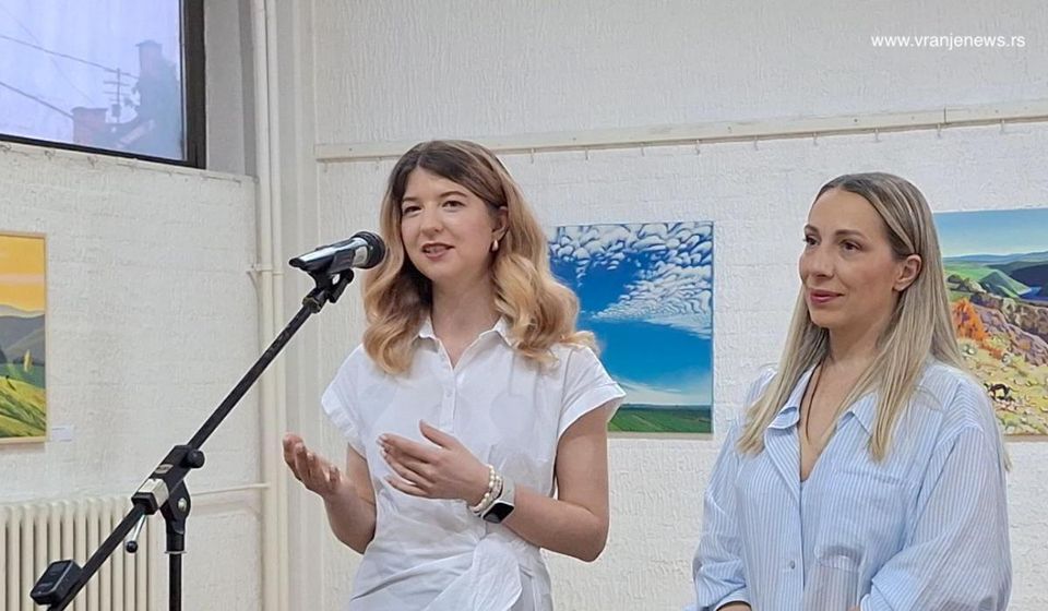 Darja Mazurina (levo) sa upravnicom Galerije NU. Foto Vranje news