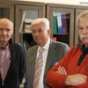  Dragan Mininčić (u sredini) vranjskoj Biblioteci poklonio 873 knjige i 6 umetničkih dela. Foto Vranje News