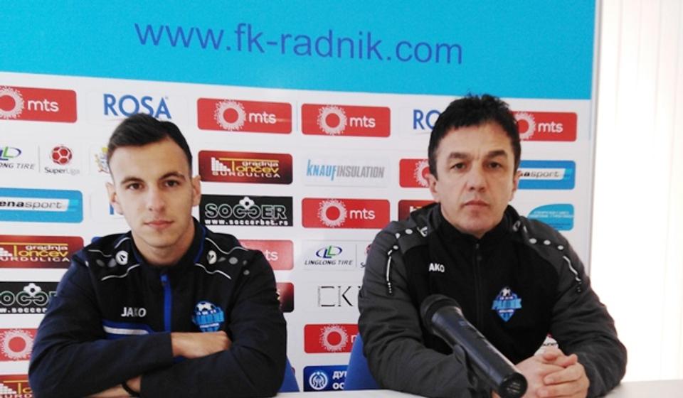 Šef stručnog štaba Simo Krunić i fudbaler Bojan Bojić na konferenciji za medije. Foto D. Mirčev