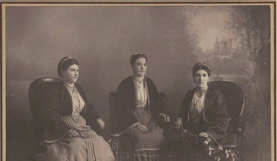Vranjanke u gradskoj nošnji (oko 1913. god). Foto Staro Vranje (FB)