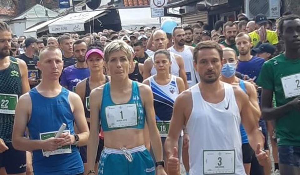 Saša Ćuković u društvu proslavljene maratonke Olivere Jevtić n apolumaratonu u Sarajevu. Foto AK Vanjski maratonci