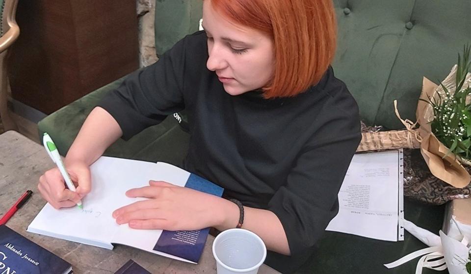 Aleksandra Jovanović na promociji Crne ptice u Vranju. Foto Vranje News