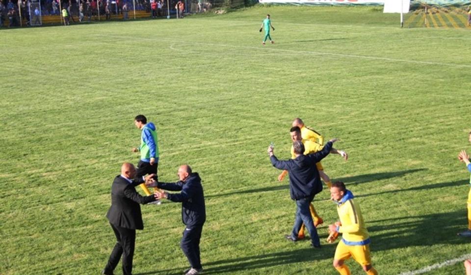Radost klupe domaćih posle važna tri boda. Foto VranjeNews