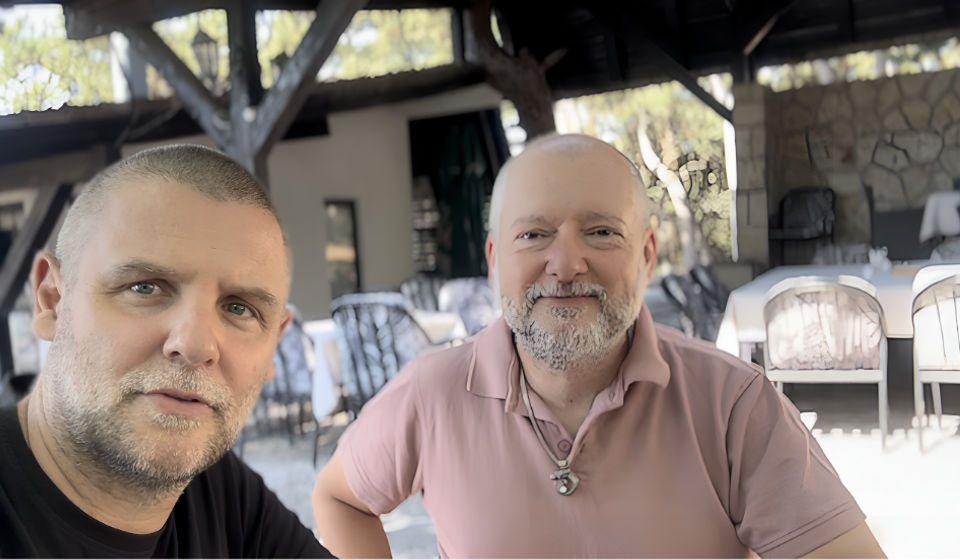 Vranjski slikar Aleksandar Đorđević (levo) sa Ljubomirom T. Devićem. Foto LJ.T.D.