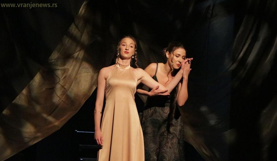 Detalj sa večerašnjeg izvođenja Nečiste krvi. Foto Vranje News