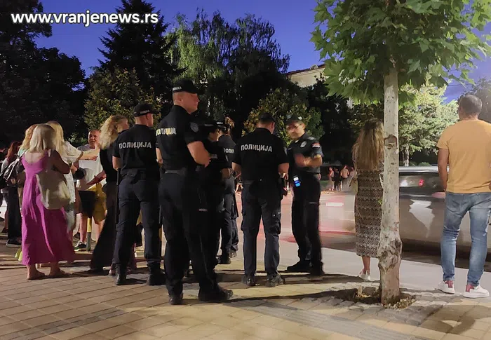 Jedna od mnogobrojnih blokada raskrsnica u Vranju u utorak uveče. Foto Veanje news