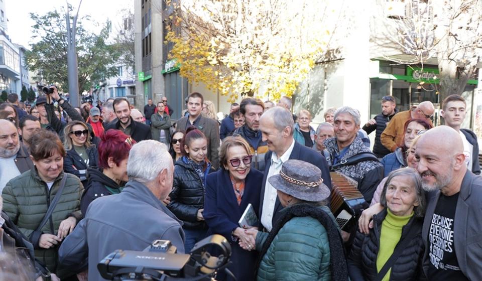 Članovi inicijative ProGlas na centralnom gradskom šetalištu sa Vranjancima. Foto Vranje News