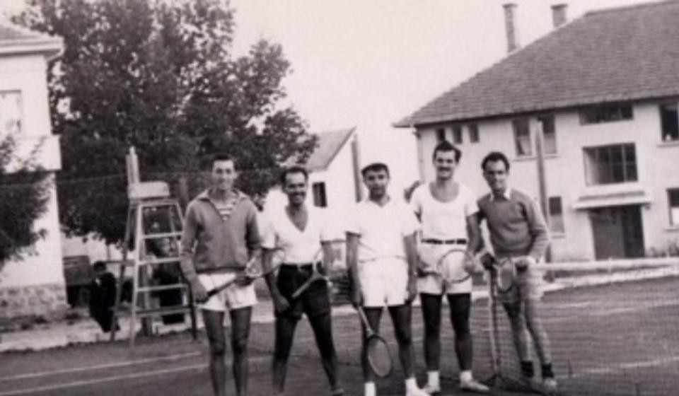 Sleva na desno su: Miki (nepoznato puno ime i prezime), Jovica Avramović, Nestor Dedinac, Mile Pop, Srboljub Antić Cibuk. Foto lična arhiva Milorada Đorđevića Bondeta