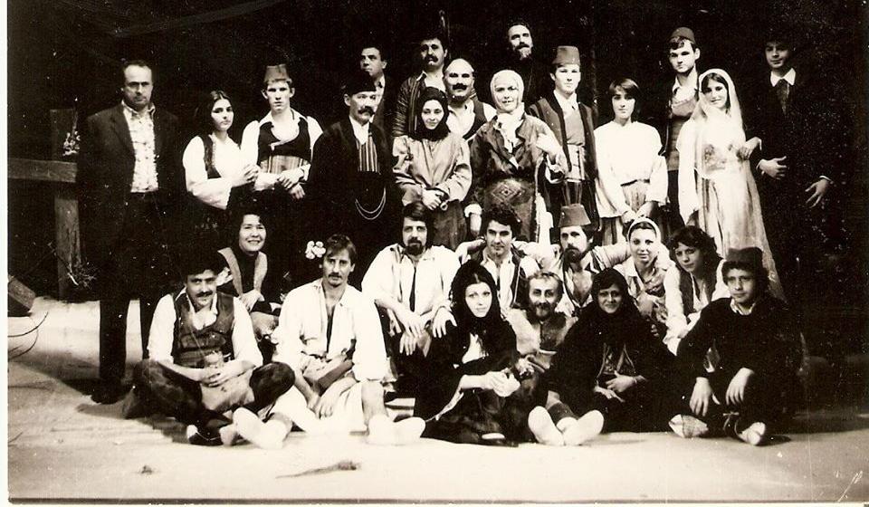 Ekipa predstave Božji ljudi u vranjskom teatru 1979. Foto Pozorište Bora Stanković
