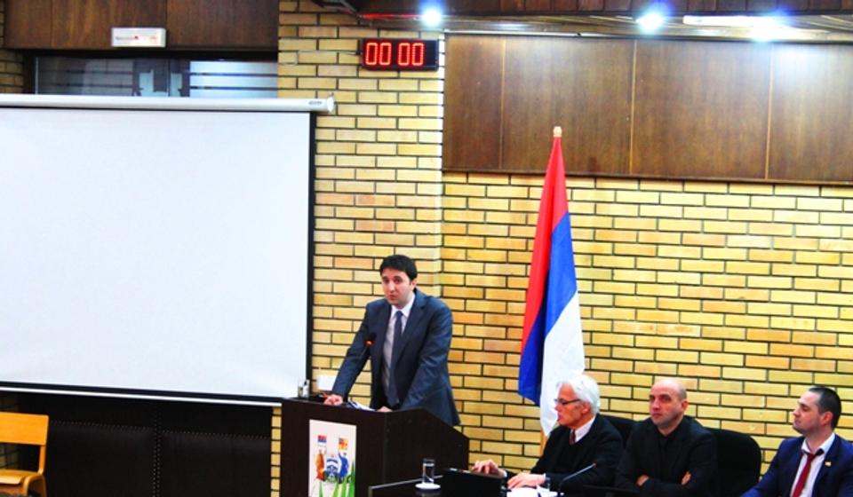 Gradski većnik za budžet i finansije Bojan Kostić na sednici lokalnog parlamenta. Foto VranjeNews
