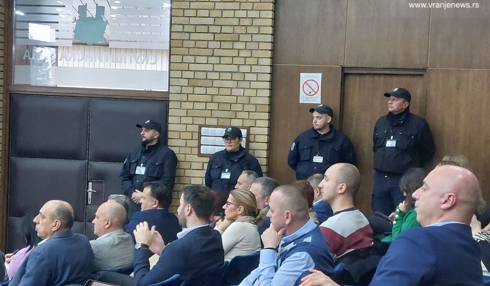 Pripadnici obezbeđenja na sednici Skupštine grada Vranja. Foto Vranje news