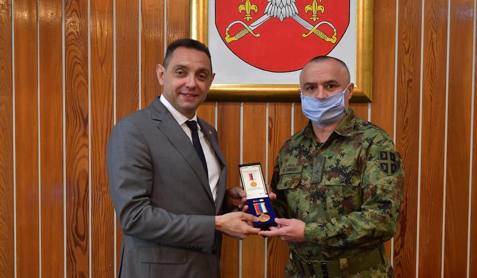 Priznanje povodom dvadesetogodišnjice NATO agresije uručio ministar odbrane. Foto MOD