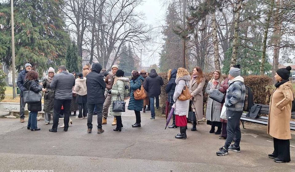 Profesori najpre bili van zgrade, potom im je omogućen ulazak u zbornicu, ali nastave nema. Foto Vranje news