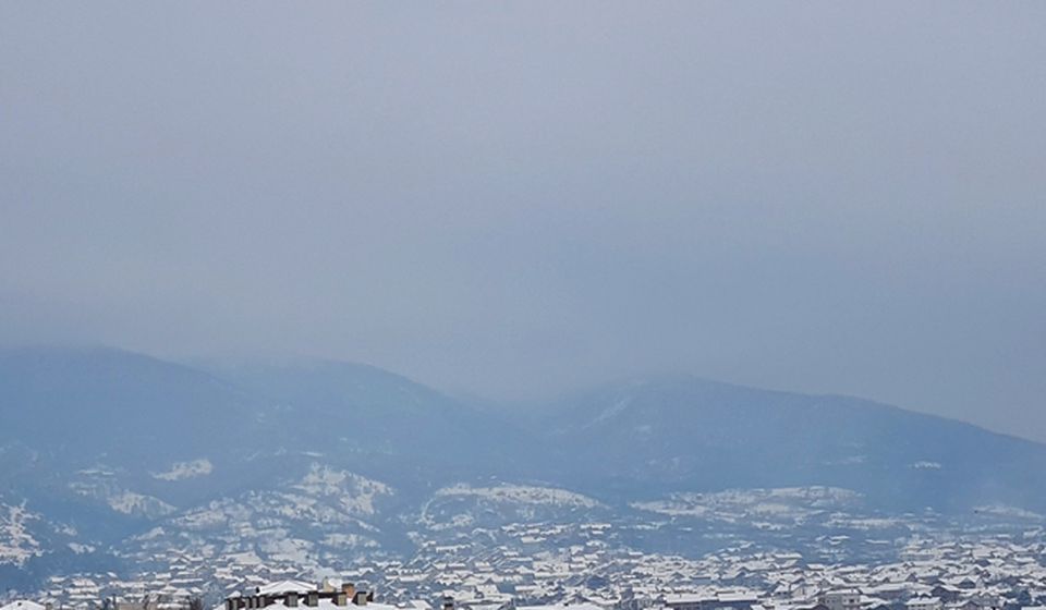 Smog nad Vranjem u zimskim mesecima dolazi uglavnom iz ložišta i dimnjaka. Foto VranjeNews