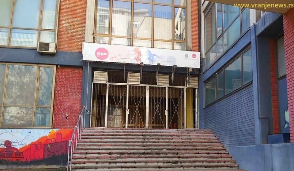 Ulaz u salu OKCE. Foto Vranje News