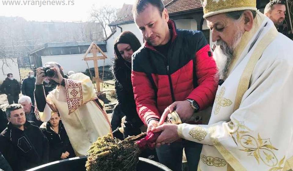 Dalibor Kitanović sa vladikom Pahomijem prilikom obreda 