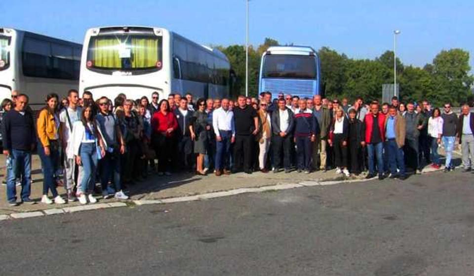 Oko 300 delegata iz Vranja, Vranjske Banje i Bujanovca otputovalo na izbornu skupštinu JS. Foto JS