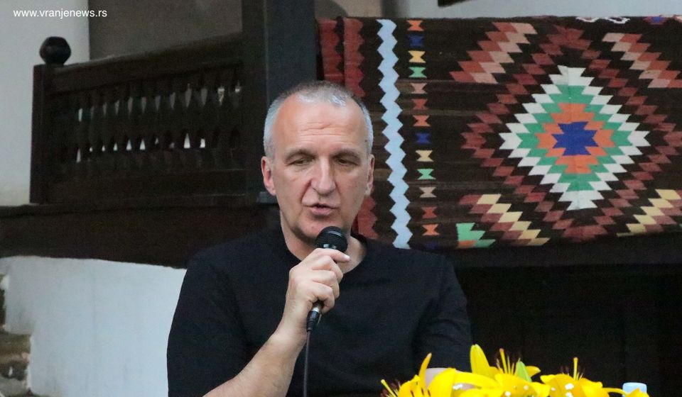 Namik Kabil na književnoj večeri u dvorištu Muzej kuće Bore Stankovića. Foto Vranje news