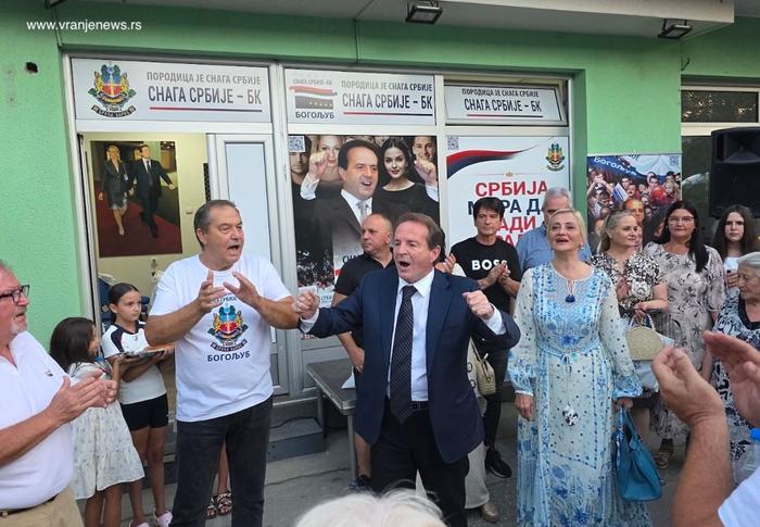 Dolazak Karića pred stranačke prostorije. Foto Vranje news