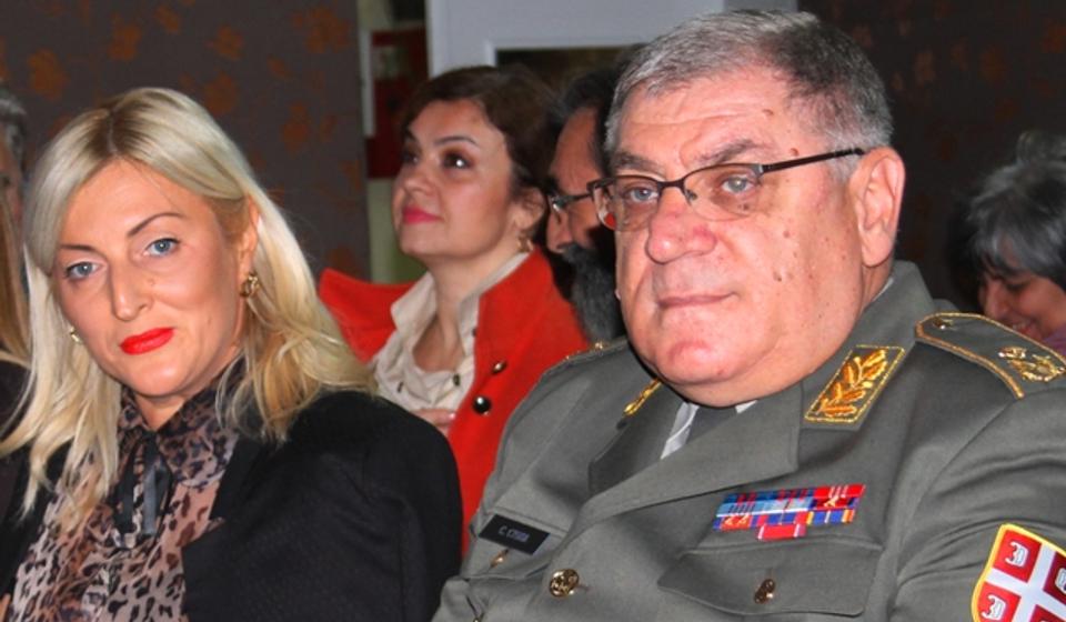 Direktorka gimnazije Suzana Mišić Stanković sa generalom Slobodanom Stopom. Foto VranjeNews