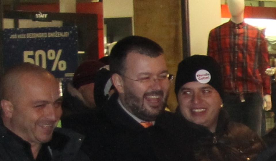 Saša Arsić (levo) sa istoričarom Čedom Antićem u jednoj od protestnih šetnji protiv Vučićevog režima u Vranju. Foto vranjeNews