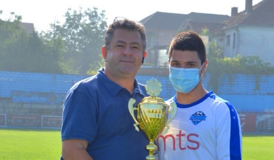 direktor takmičenja mlađih kategorija FS RIS Vitomir Mirković uručuje pehar. Foto FK Radnik