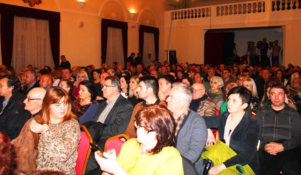 Publika ispunila salu. Foto VranjeNews