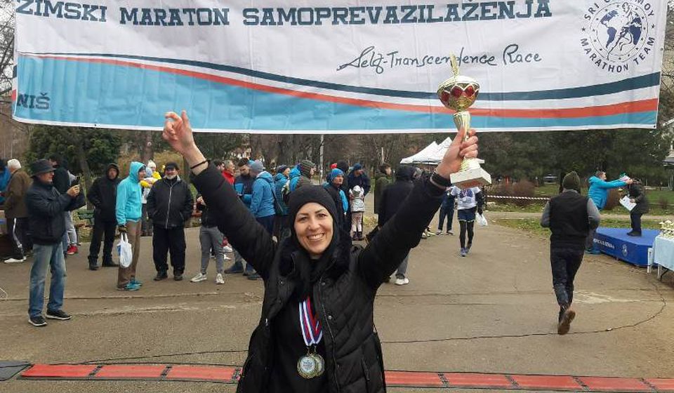 Aleksandra Kržalić sa pobedničkim peharom. Foto AK Vranjski maratonci