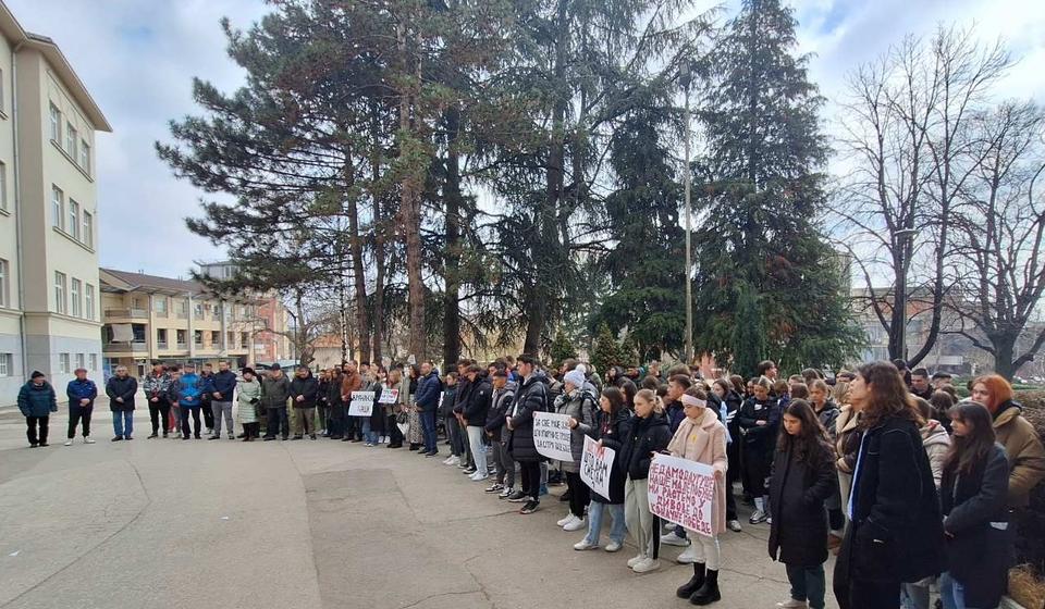Sa današnje petnaestominutne tišine. Foto Vranje news