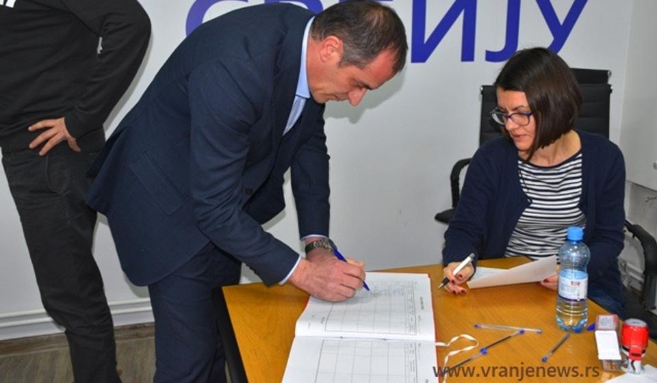 Notari overavaju potpis lidera GrO SNS Slaviše Bulatovića. Foto Vranje News