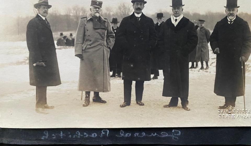 Amerikanac Arris -Eving, snimio je Srpsku vojnu misiju u Vašingtonu 1918,sleva M. Vesnić, R. Lensing, ministar inostranih dela,  Lj. Mihailović, general Rašić. Foto arhiva T.S.
