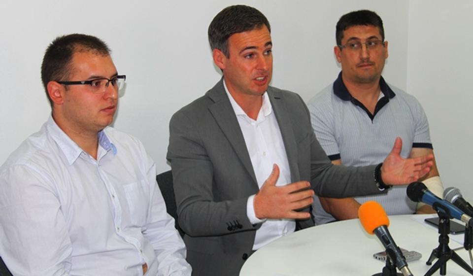 Potpredsednik NS Miroslav Aleksić sa lokalnim funkcionerima Đorđem Ristićem i Draganom Pavlovićem. Foto VranjeNews