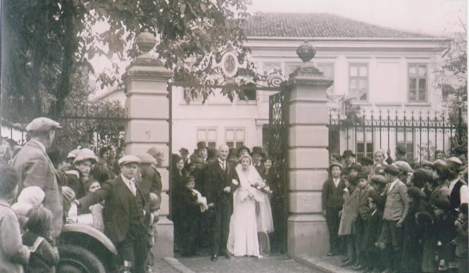 Poznati vranjski advokat i bankar Aleksandar Hristić Leča, iz generacije Borisava Stankovića, izvodi svoju kćer Nadeždu Hristić na venčanje sa dr Borislavom Petrovićem 24. oktobra 1931. godine. Foto arhiva T.R.S.