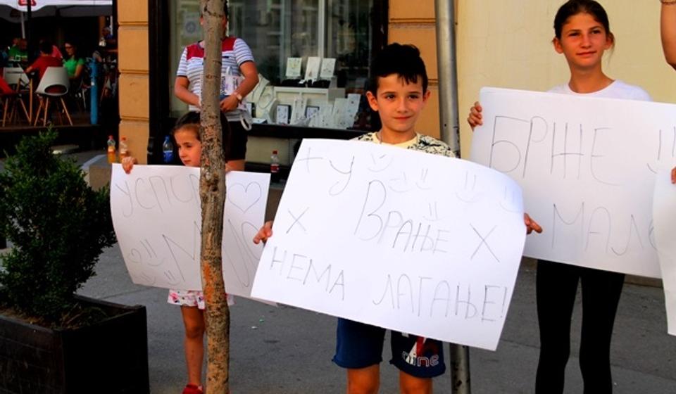 Šaljive poruke za učesnike. Foto VranjeNews