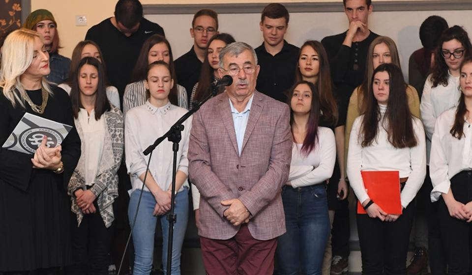 Budimir Mihajlović sa gimnazijalcima. Foto GBS