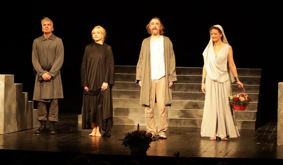 Poklon publici: Jugoslav Krajnov, Sanja Ristić Krajnov, Bojan Dimitrijević i Jelena Stupljanin; glumačka ekipa predstave Ućutkivanje Sokrata. Foto Vranje news