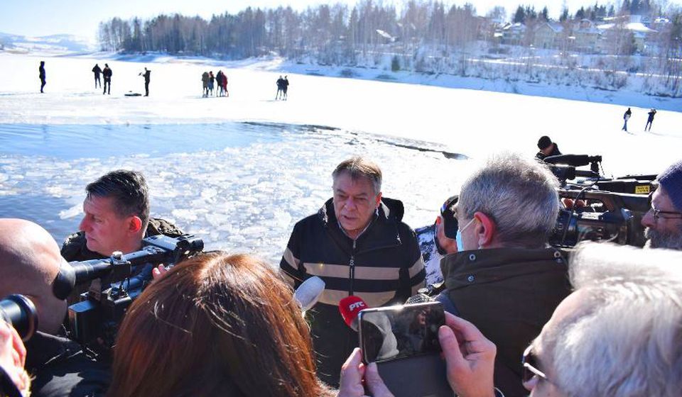 Novica Tončev daje izjavu za medije kraj Vlasinskog jezera. Foto Kabinet ministra Tončeva