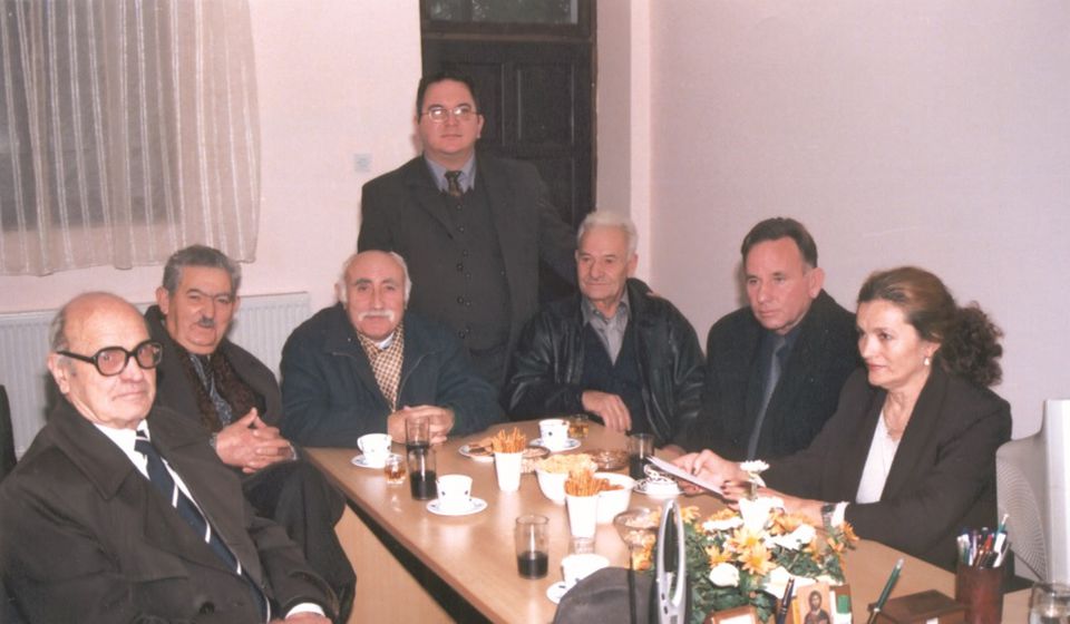 Nebojša Veličković (stoji), direktor NU 2004. godine sa penzionisanim radnicima na Dan ustanove: sede s leva udesno Radoje Kočić, Dragoljub Stojković, Bora Mišić, Đorđe Dodić, Živojin Cvetković i Neda Stojković. Foto NU