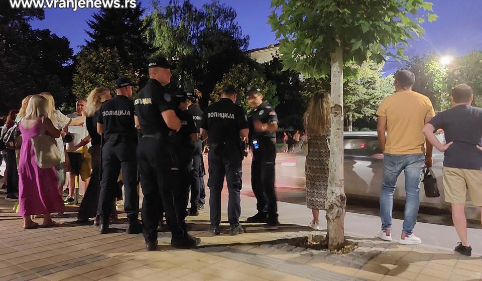 Jedna od mnogobrojnih blokada raskrsnica u Vranju u utorak uveče. Foto Veanje news