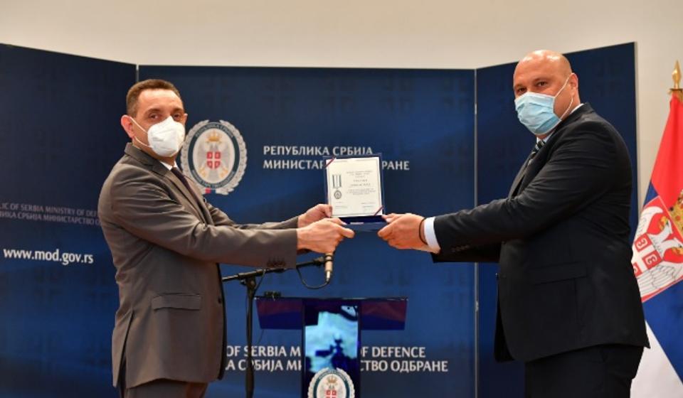 Vulin uručuje odlikovanje direktoru Jumka Branislavu Trajkoviću. Foto MOD