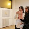 Anđela Mujčić (desno) prima nagradu od v.d direktorke Narodnog muzeja Maje Aleksić. Foto Vranje News