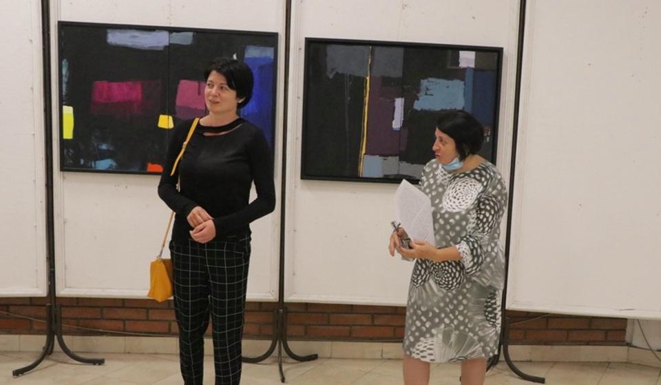Milica Lilić (levo) i viši kustos Galerije Narodnog muzeja Mirjana Jovanović na otvaranju izložbe. Foto Vranje News