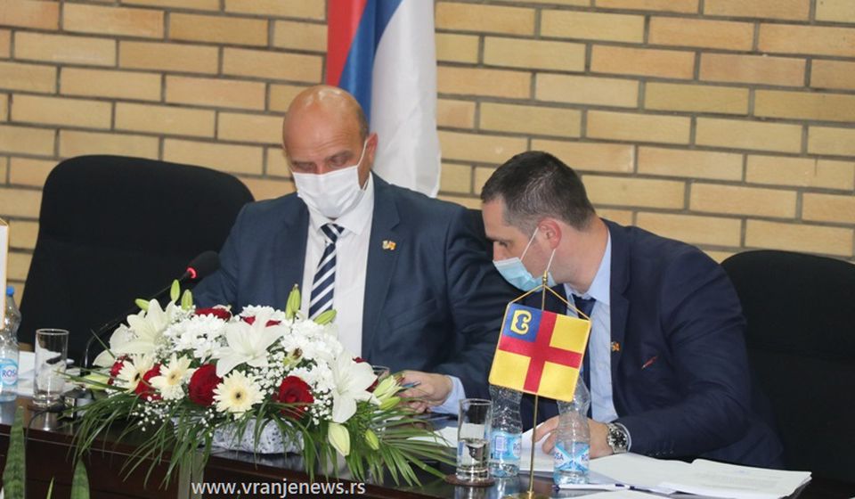 Novi-stari funkcioneri Dejan Tričković, predsednik parlamenta (levo) i njegov prezimenjak Marko, sekretar skupštine. Foto Vranje News