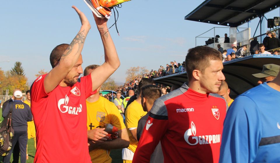Golman Zvezde Borjan otpozdravlja navijačima. Foto VranjeNews
