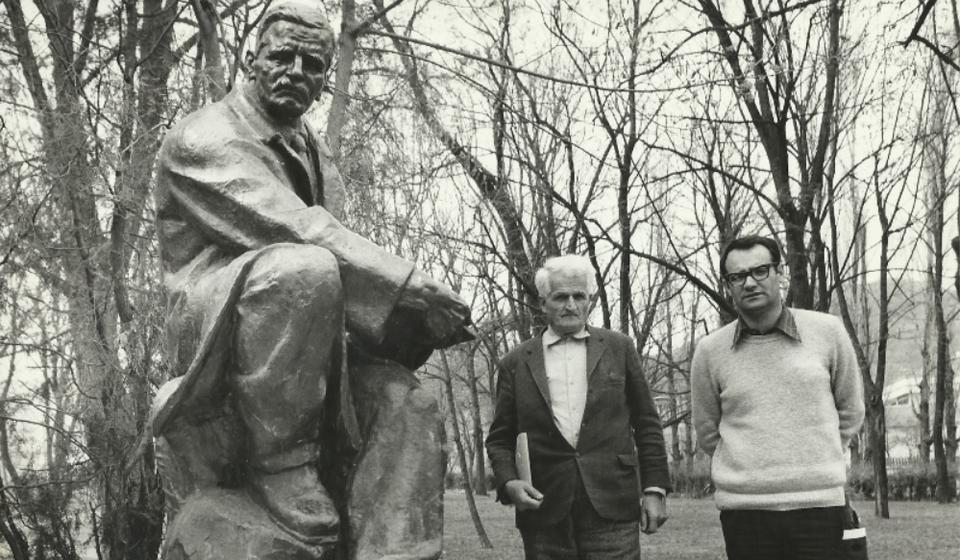 Rista Simonović i novinar Politike Radovan Popović, koji je radio kulturni dodatak Politike, povodom 10 godina Borine nedelje kraj spomenika Borisavu Stankoviću (7. april 1976). Foto arhiva Tomislava R. Simonovića 